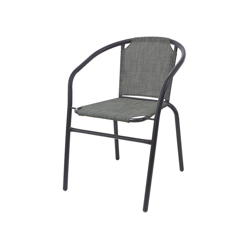 כיסא מתכת עומד על רצפה לבנה.