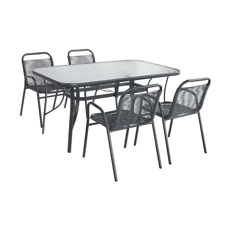 שולחן וכסאות מתכת, על רקע לבן.