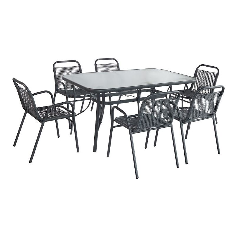 שולחן וכסאות מתכת עומדים בחלל ריק.