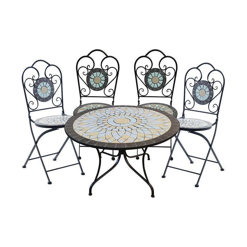 שולחן וכיסאות פסיפס על רקע לבן.