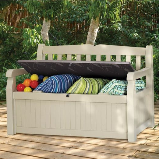 ספסל עם כריות וצעצועים בחצר.