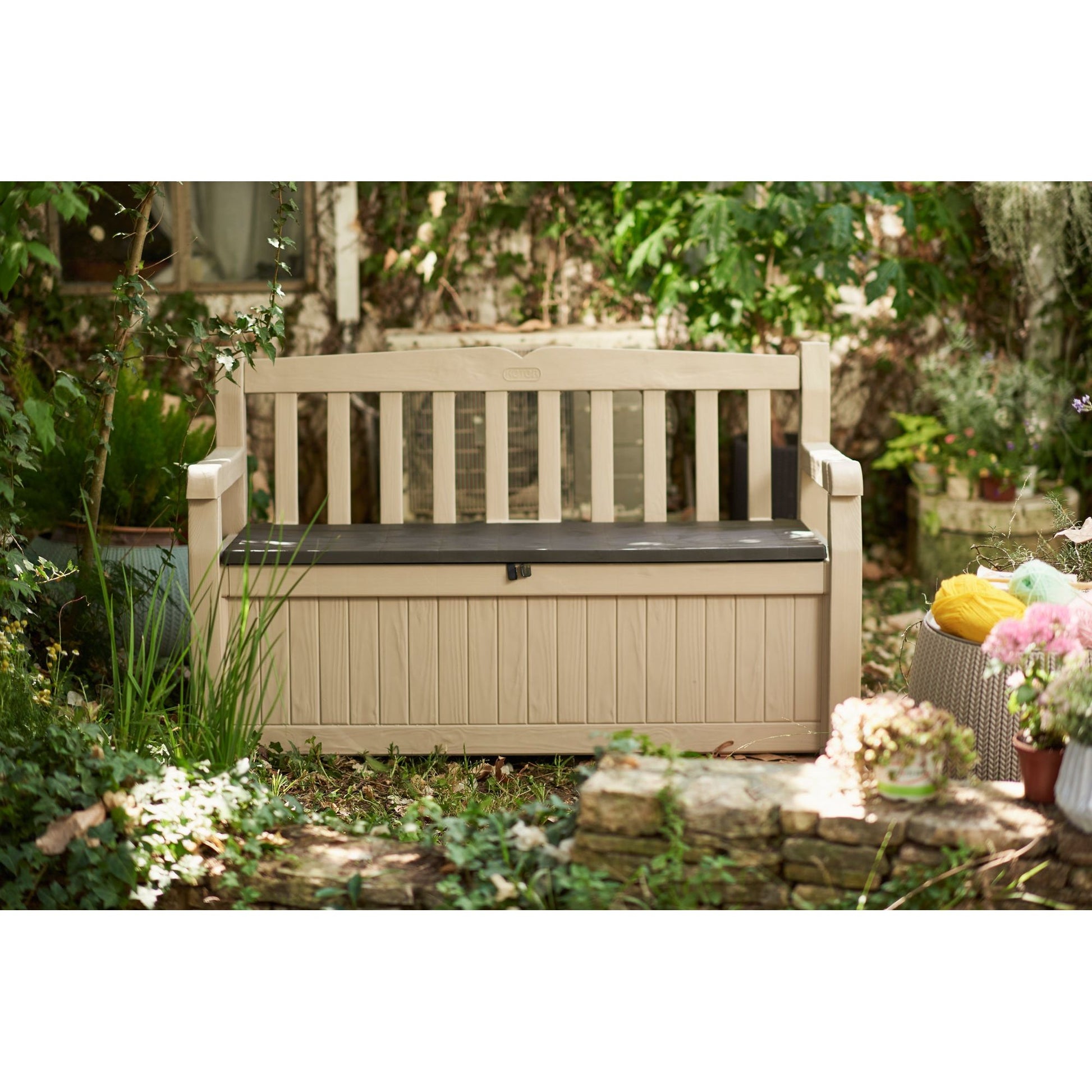 ספסל עץ יושב בגינה ירוקה ומטופחת.