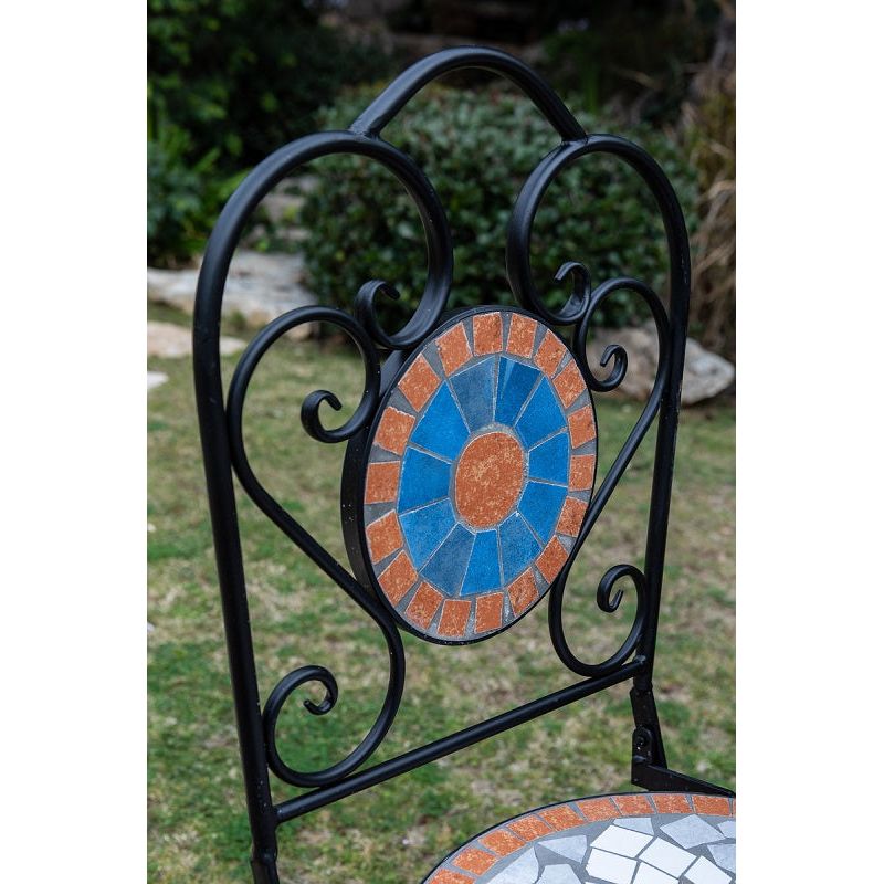 כסא מעוצב בחצר עם מדליון קרמיקה.