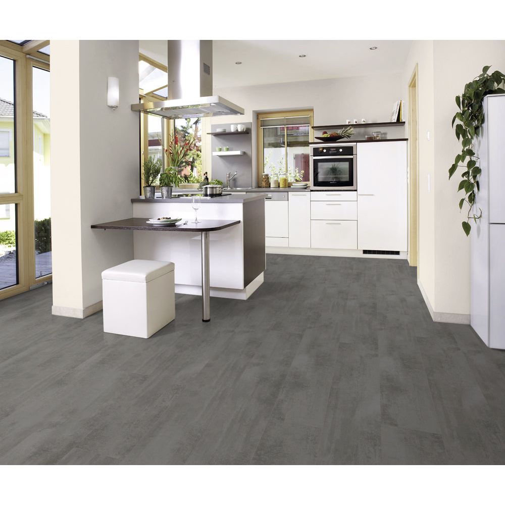 פרקט למינציה במחיר של 79.90 שקלים למ"ר - דמוי בטון אפור רחב 8 מ"מ AC4 + פאזה (כמות באריזה 2.4 מ"ר)