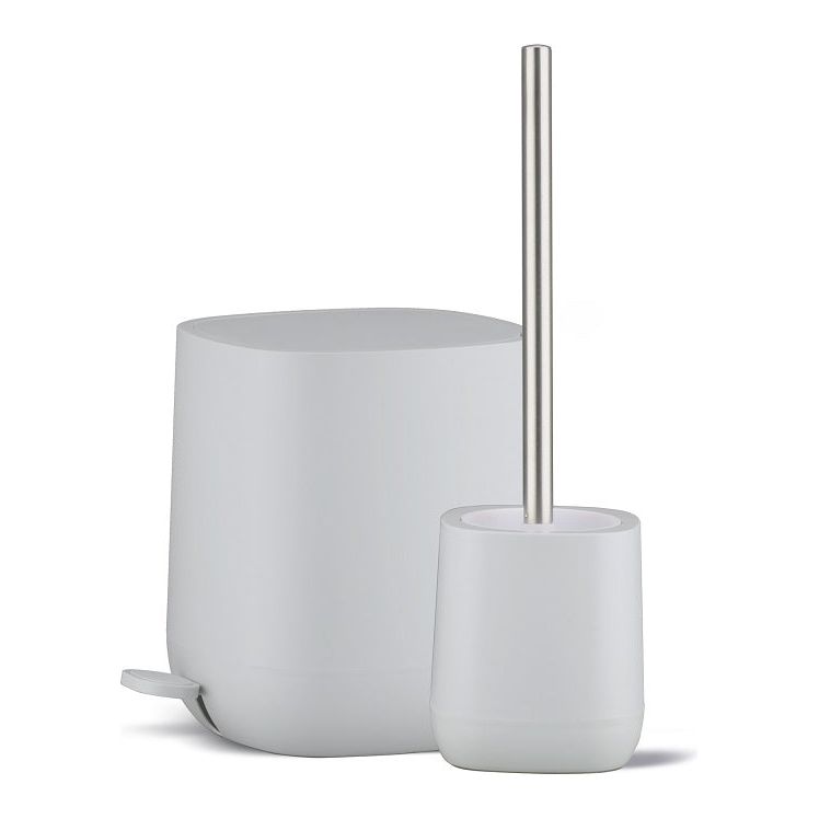 מברשת אסלה ודלי פח אשפה באמבטיה.