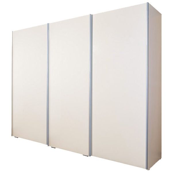 ארון לבן עומד בחדר פשוט.