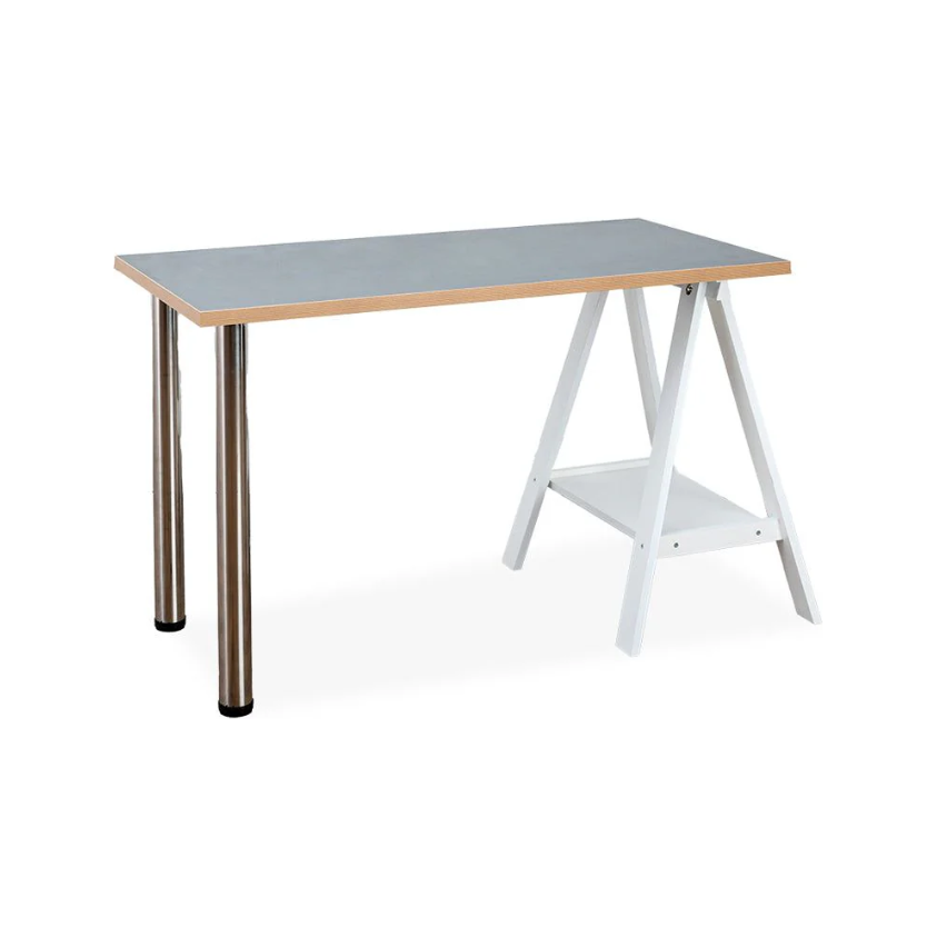 שולחן עומד עם רגליים באורכים שונים.