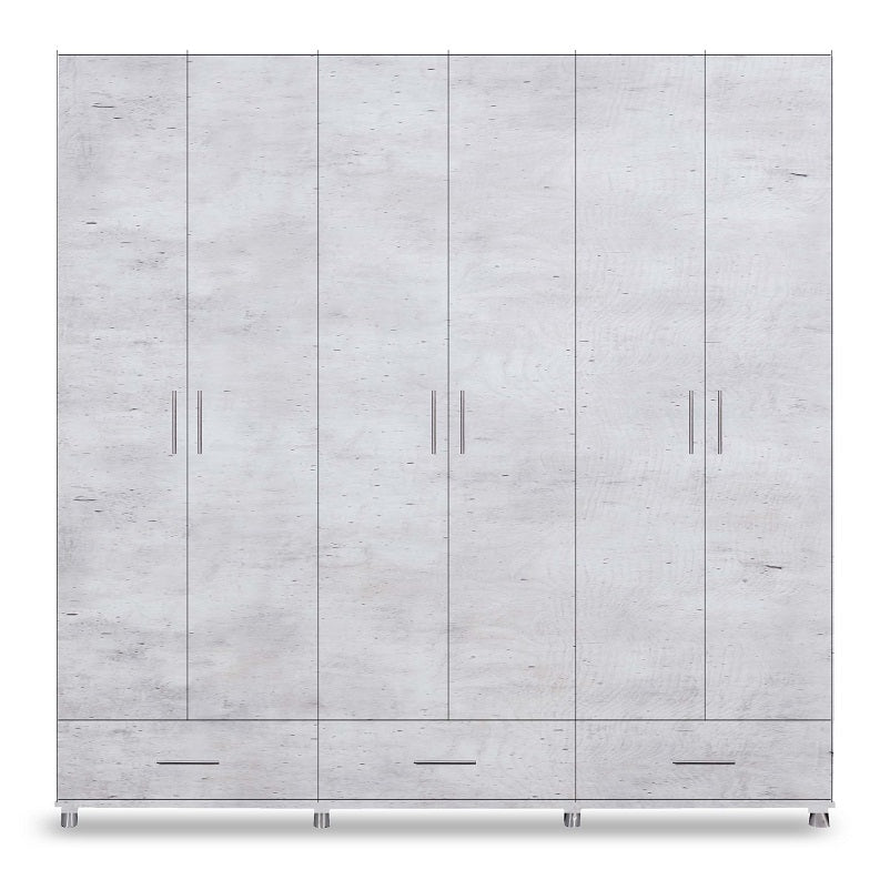 ארון בגדים גדול עומד על רקע לבן.