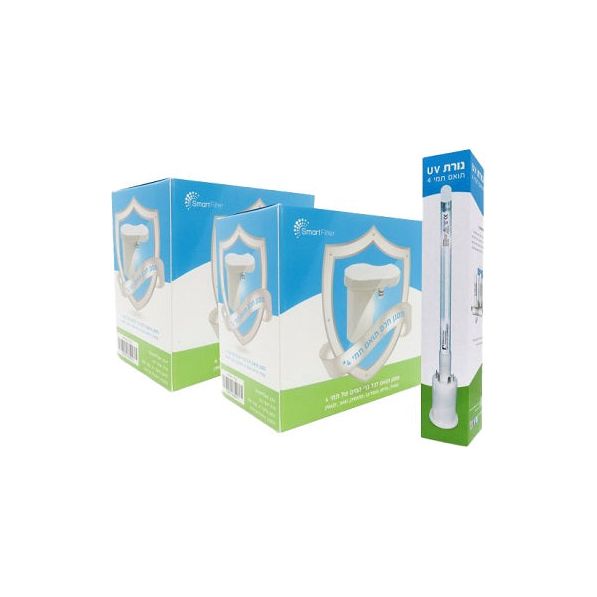 קופסאות מוצר מים עם מסנן על שולחן.