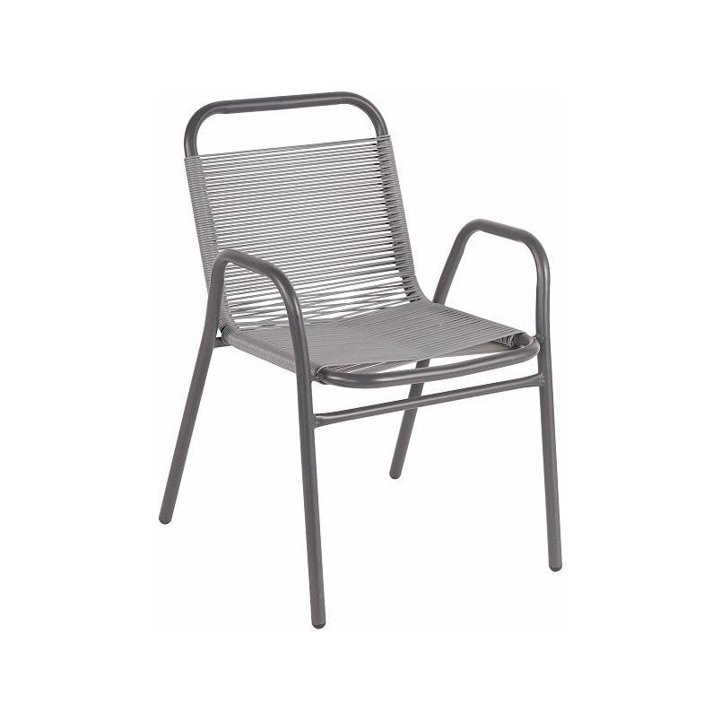 כיסא מתכת עומד בחלל ריק.