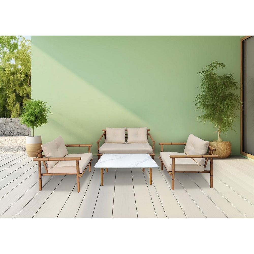 ריהוט גן במרפסת עם רקע ירוק.