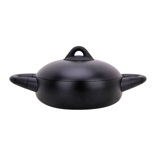 סיר שחור עם מכסה, ידיות בצדדים.