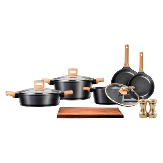 סט סירים ומחבתות שחורים עם ידיות כתומות.