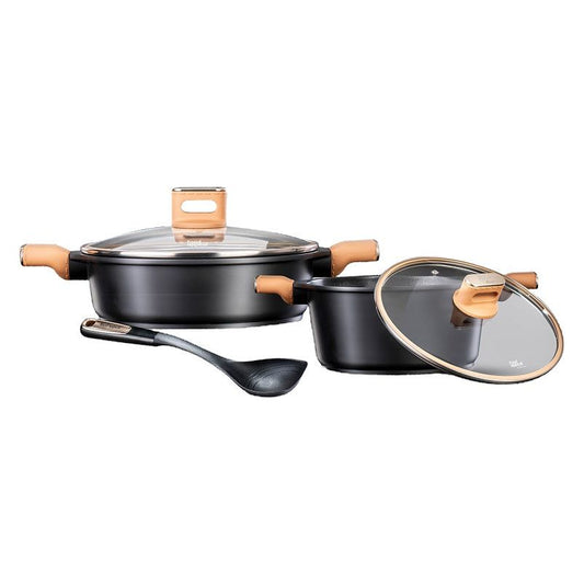 סט סירים ומצקת במטבח על רקע לבן.