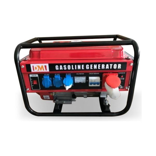 גנרטור דלק עומד בסביבת רקע לבן. הטקסט המופיע בתמונה: "DMI GASOLINE GENERATOR"