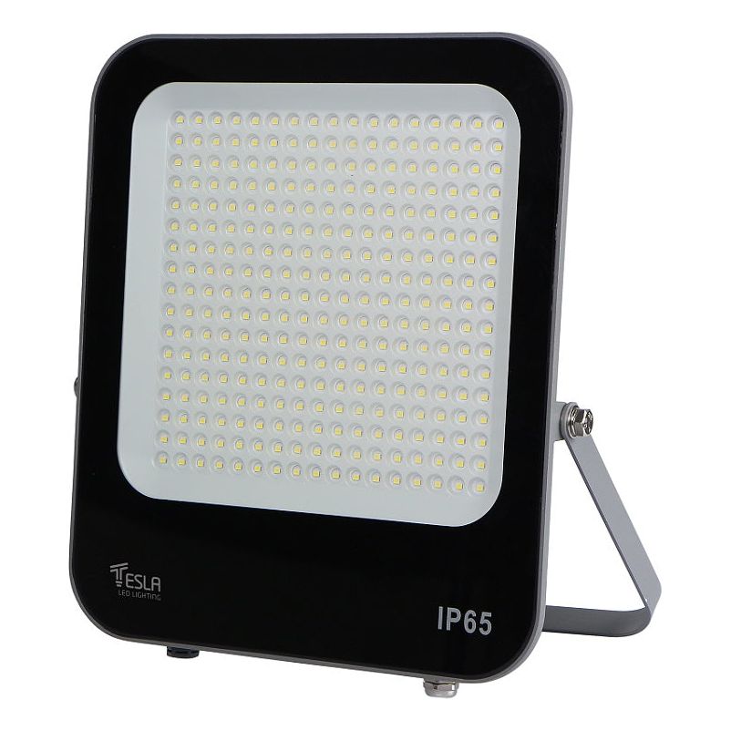 פנס לד עומד, רקע לבן. טקסט: TESLA LED LIGHTING IP65