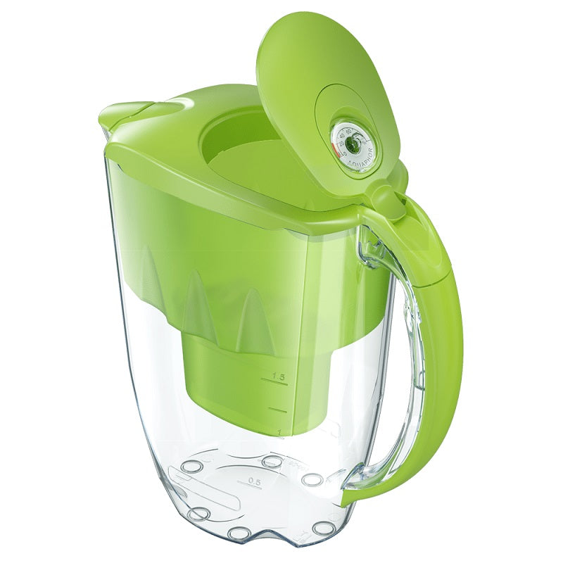 קנקן מים ירוק עם מכסה פתוח.