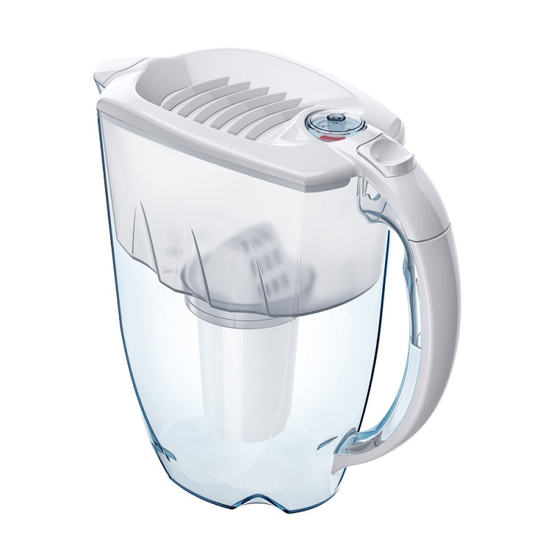 קנקן עם פילטר למים על רקע לבן.