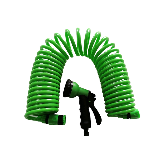 צינור מושקה גמיש ירוק לתחזוקת גינות.