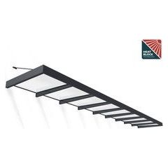 סוכך זכוכית תלוי על קיר עם קורות.