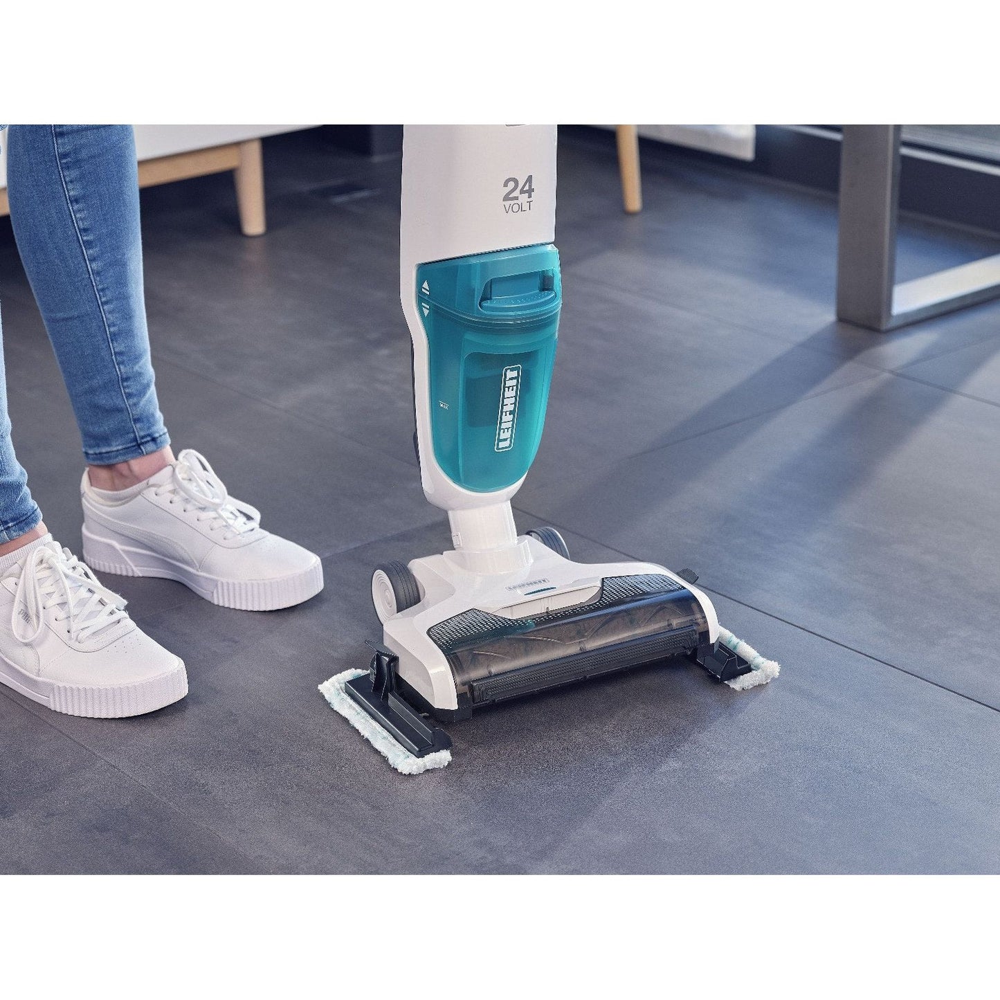 שואב שוטף ומייבש רצפות אלחוטי נטען דגם Regulus Aqua PowerVac Pro תוצרת LEIFHEIT גרמניה