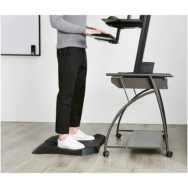 משטח עמידה משופר נגד עייפות עם מרכז עיסוי