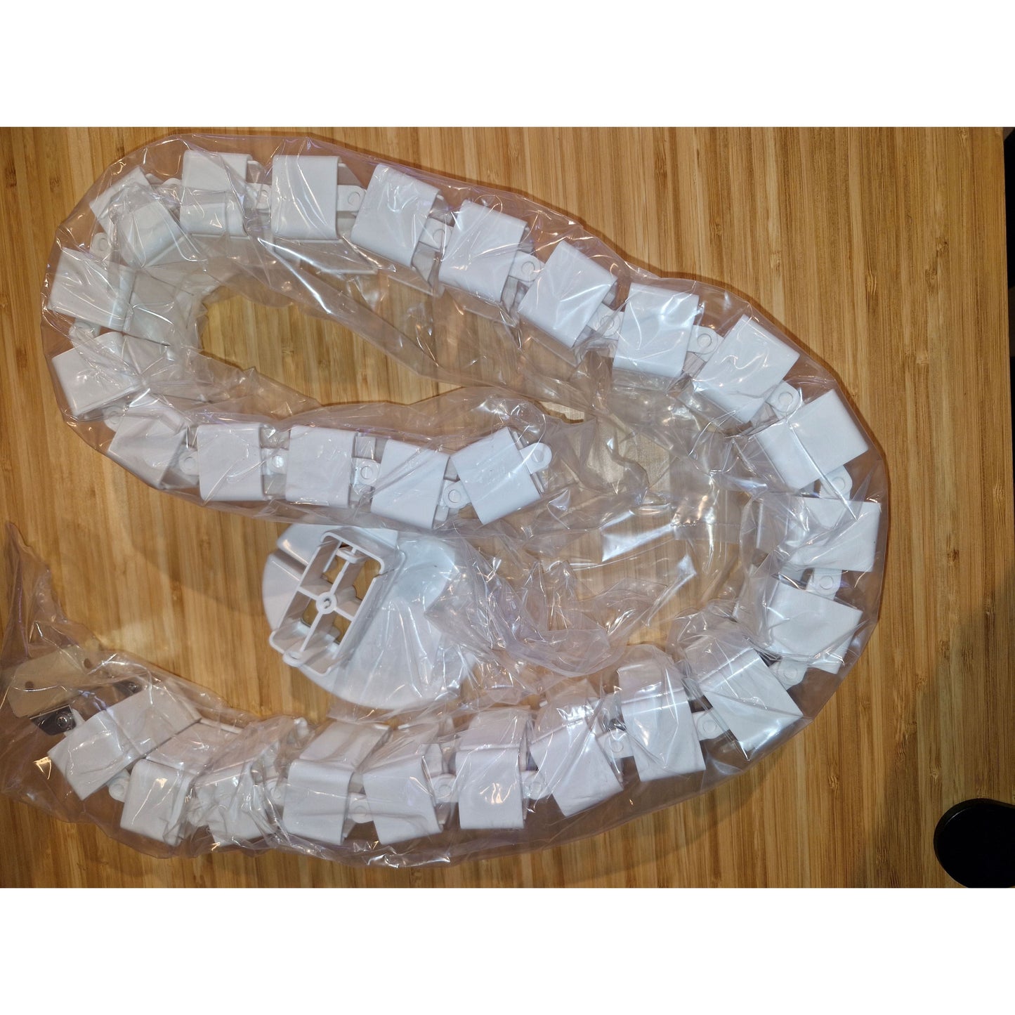 צינור שרשורי לאיסוף כבלים בבצבע לבן