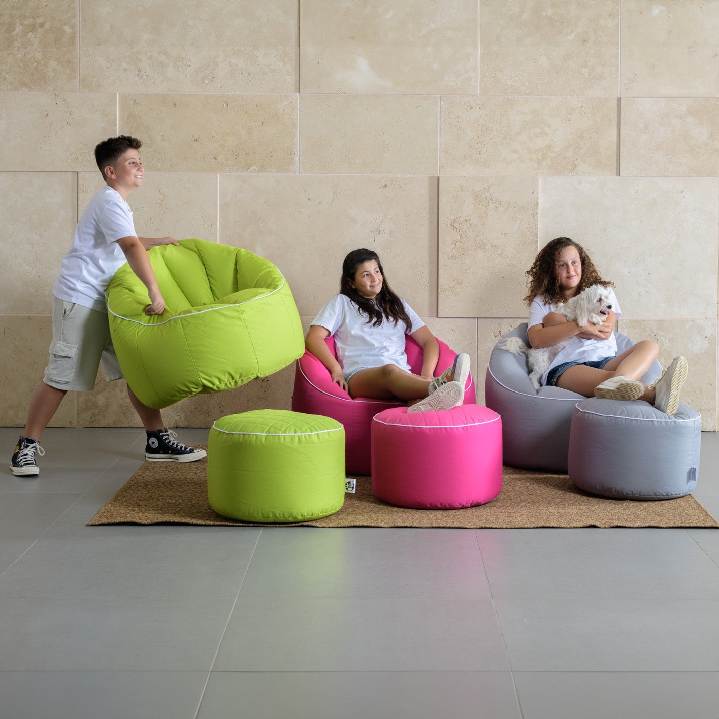 סט פוף Shelly והדום Dotcom Quilt צבע שחור