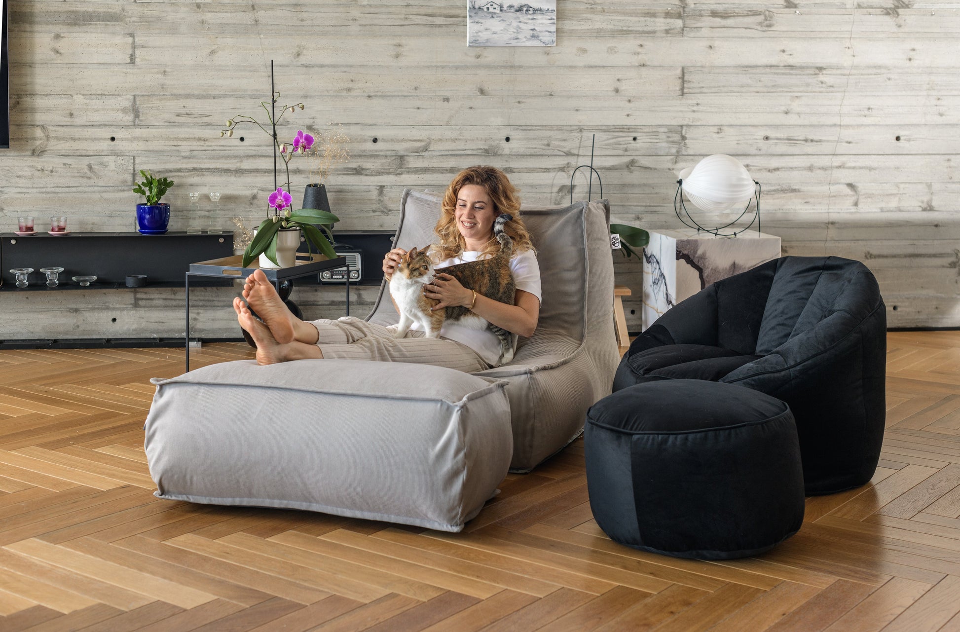 סט פוף Shelly קטיפה והדום תואם צבע אפור