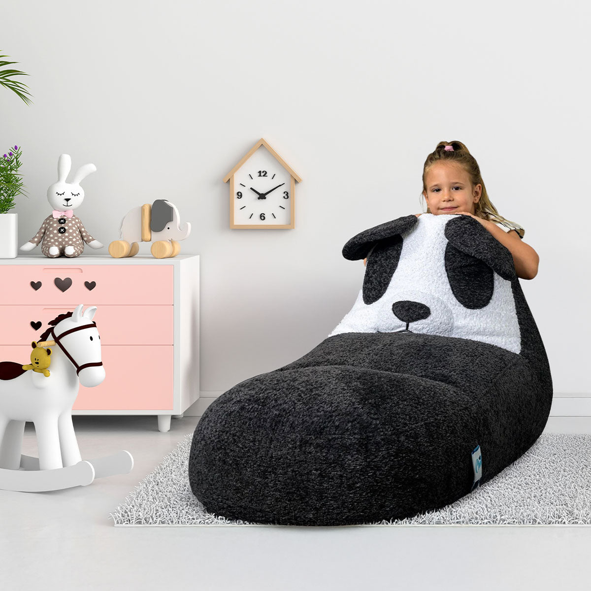 פוף שזלונג לילדים בצורה של פנדה מבד בוקלה בגוון שחור ולבן צבע שחור ולבן