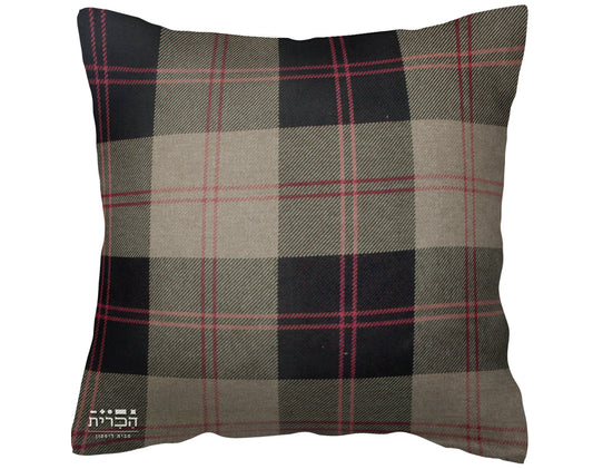 כרית נוי משובצת בגווני חום שחור ואדום דגם סקוטלנד 1