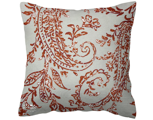 כרית נוי עלים בגוון כתום ברקע בהיר