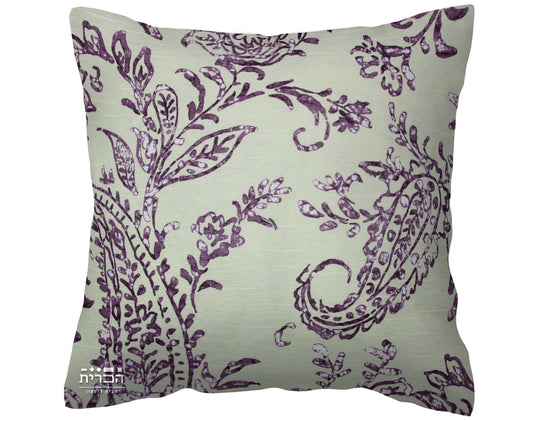 כרית נוי עלים בגוון סגול ברקע בהיר