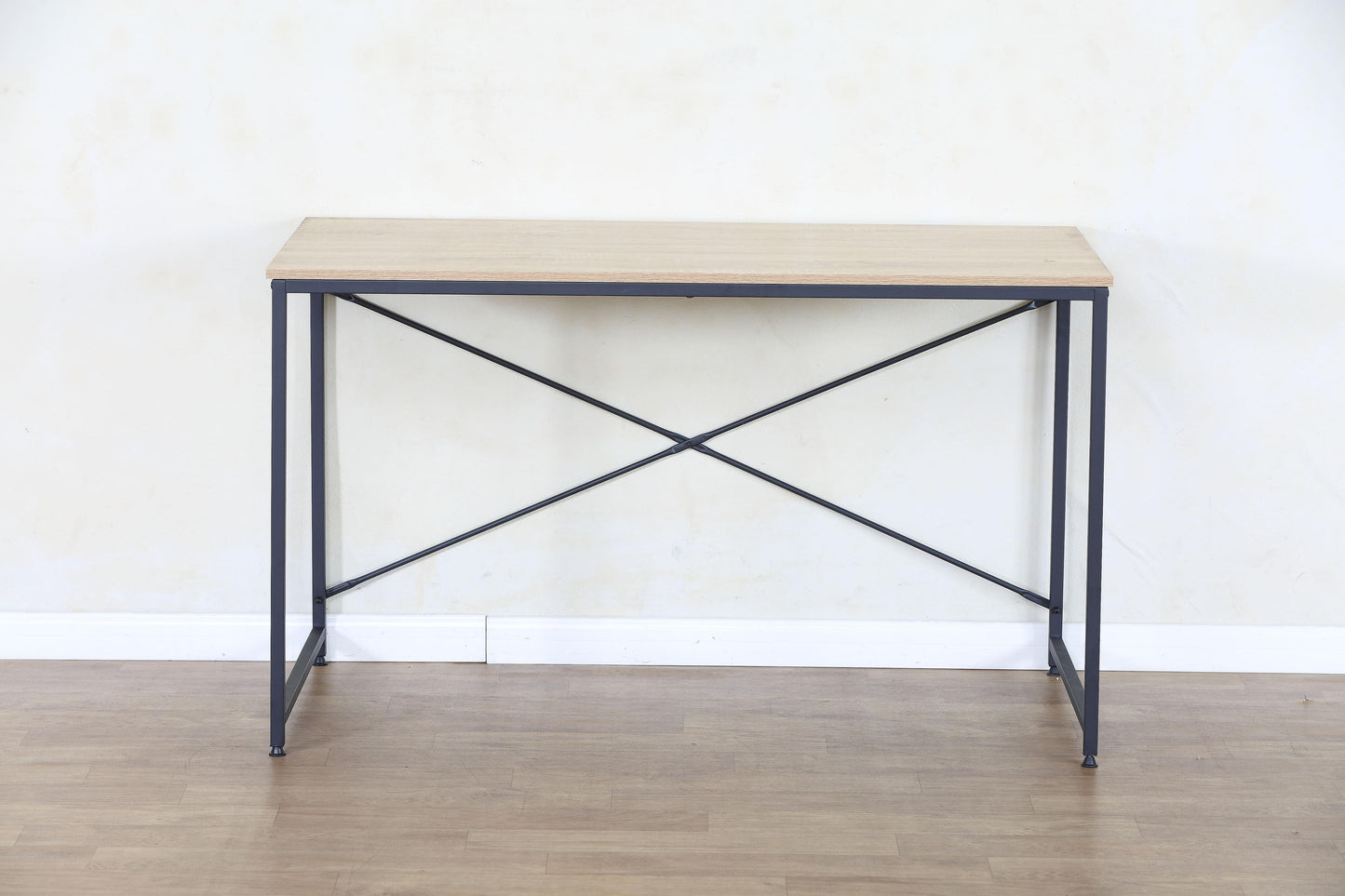 שולחן עבודה בסגנון תעשייתי – מתכת ומשטח עץ