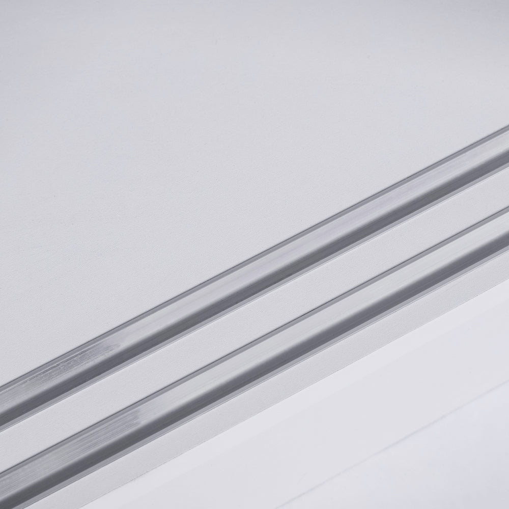 פסים אפורים, מקבילים, על רקע בהיר.