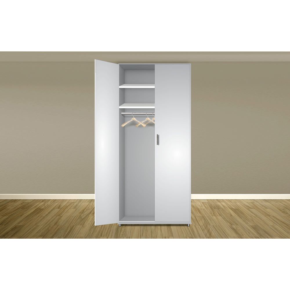 ארון פתוח עם מדפים וקולבים בחדר.