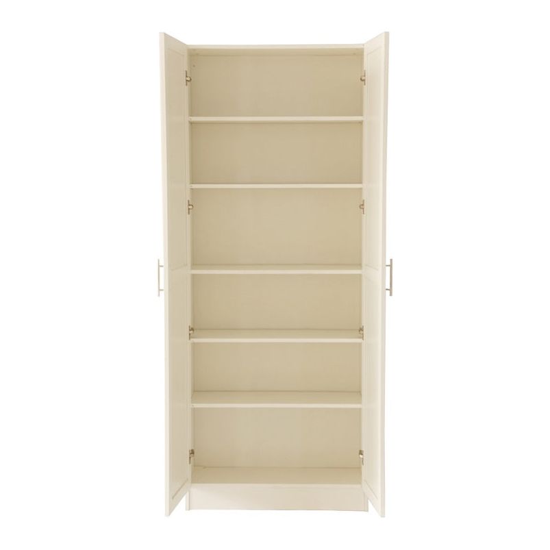 ארון בעל דלתות פתוחות עם מדפים ריקים.