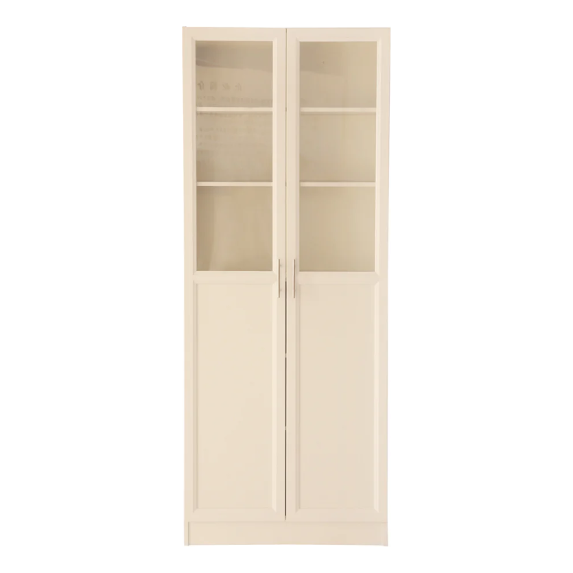 ארון לבן עומד עם דלתות זכוכית.