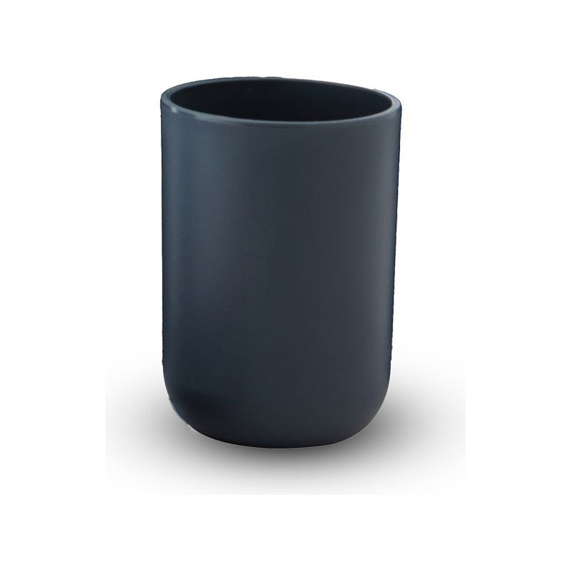 כוס שחורה עומדת לבד על רקע לבן.