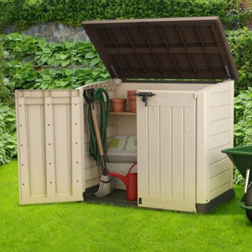 שידה פתוחה לגינון בגינה ירוקה.