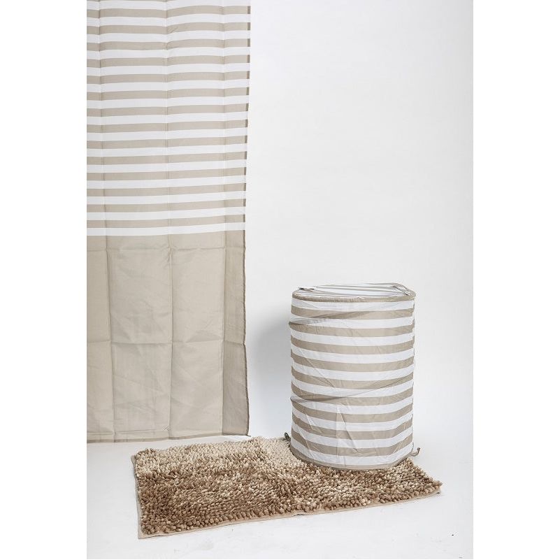 וילון, סל וסביבתו שטיח בחדר רחצה.