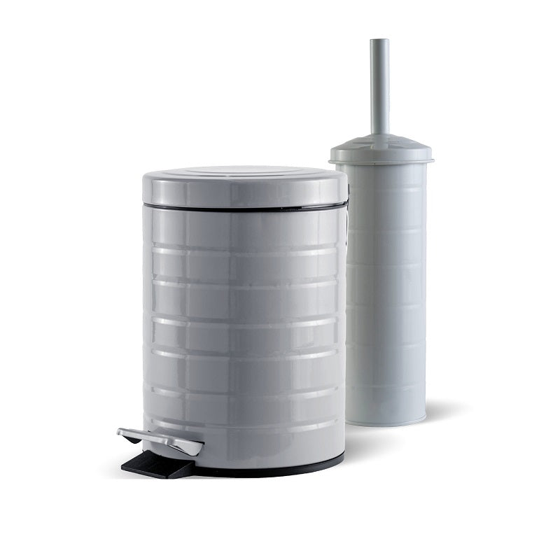 פח אשפה ושירותים באמבטיה לבנה.