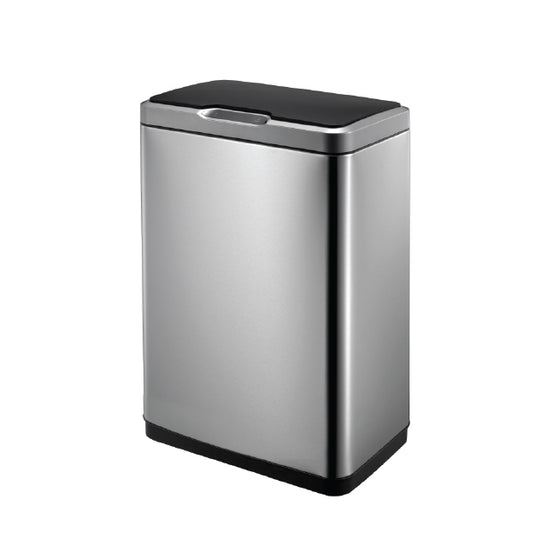 פח כסף מלבני עומד על רצפה לבנה.