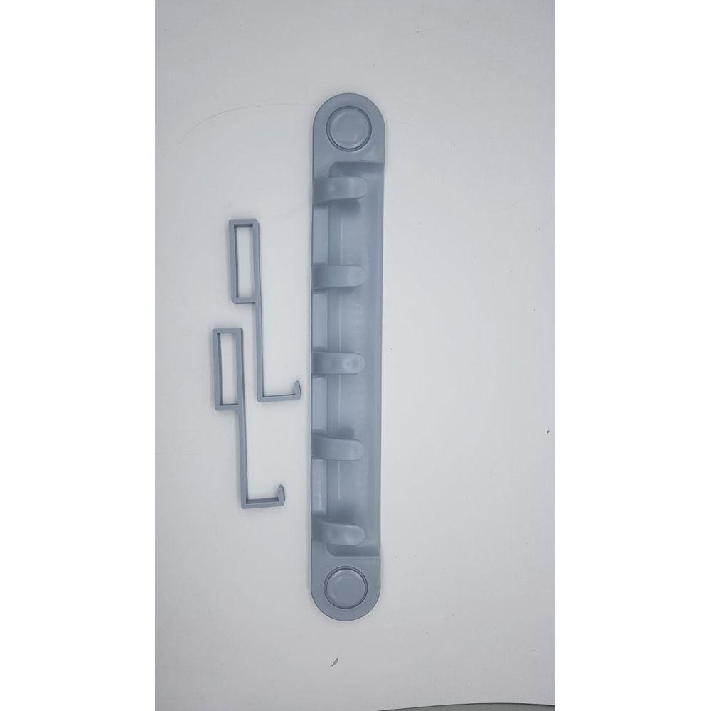 קולב נתלה על דלת אפור