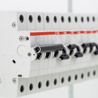 לוחות חשמל על/תחת הטיח