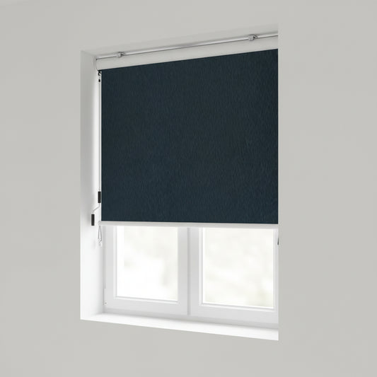 תריס גלילה כחול בהיר, תלוי מקיר.