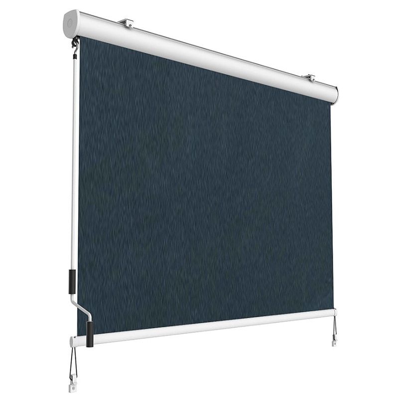 תריס גלילה כחול בהיר, תלוי מקיר.