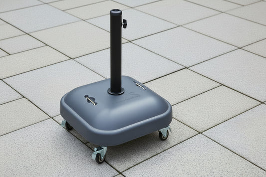 בסיס עם גלגלים לעמוד, על רקע לבן.