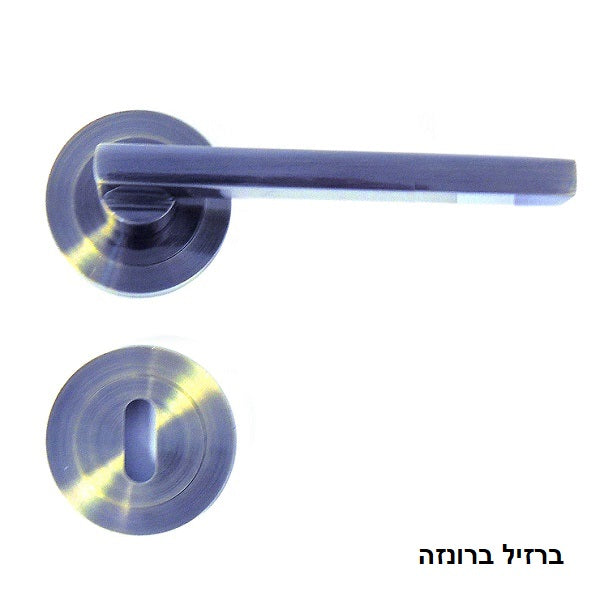 ידית דלת כסופה על רקע לבן. ישנו גם חור מנעול עגול. טקסט: "ברזיל ברונזה".