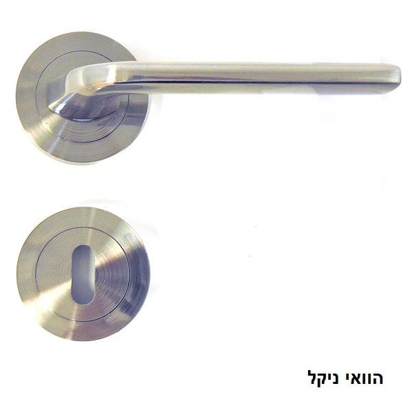 ידית דלת כסופה תלויה על קיר. כתוב: "הוואי ניקל".